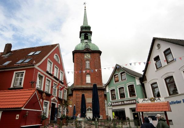 Kappeln an der Schlei - der Rathausmarkt mit der St. Nicolaikirche