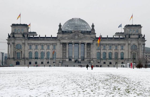 Berlin, Deutschlands Hauptstadt - das Reichstagsgebäude, der Sitz des deutschen Bundestages
