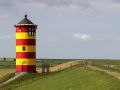 Der gusseiserne, elf Meter hohe Pilsumer Leuchtturm bei Krummhörn, eines der bekanntesten Wahrzeichen Ostfrieslands, auch Otto-Turm genannt - Niedersachsen, Ostfriesland