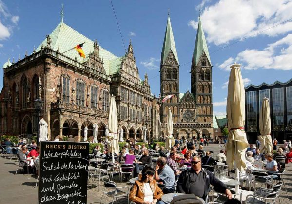 Der Bremer Marktplatz mit dem historischen Rathaus, dem mächtigen Dom sowie dem Gebäude der Bürgerschaft, dem Parlament des Bundeslandes Bremen