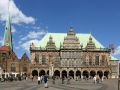 Der Bremer Marktplatz - die Renaissance-Fassade des Rathauses und die Liebfrauenkirche links daneben