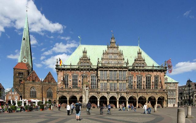 Der Bremer Marktplatz - die Renaissance-Fassade des Rathauses und die Liebfrauenkirche links daneben