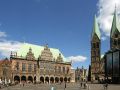 Der weitläufige Bremer Marktplatz mit dem historischen Rathaus, dem Bremer Dom und die Fassade der Bremischen Bürgerschaft