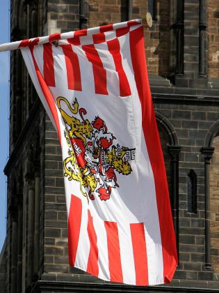 Die Bremer Flagge, von den Bremern liebevoll Speckflagge genannt, zeigt auch das Bremer Wappen mit dem Schlüssel zu Welt