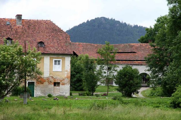 Schloss Fischbach, Zamek Karpniki - Nebengebäude und Stallungen