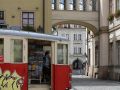 Das Rathaus von Jelenia Gora mit historischer Strassenbahn