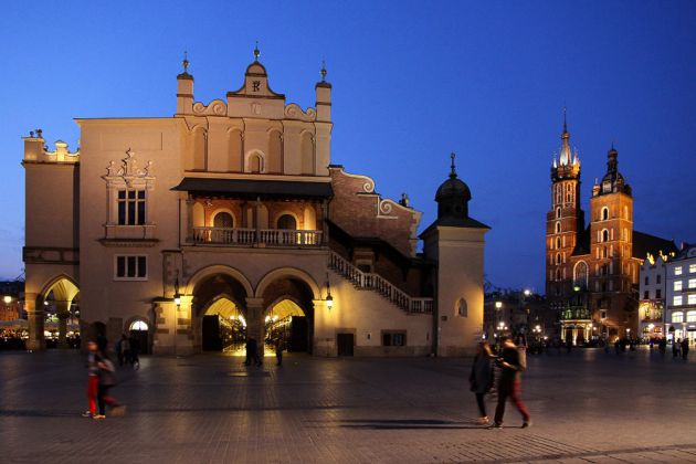 Krakau - der Marktplatz mit den Tuchhallen und Marienkirche