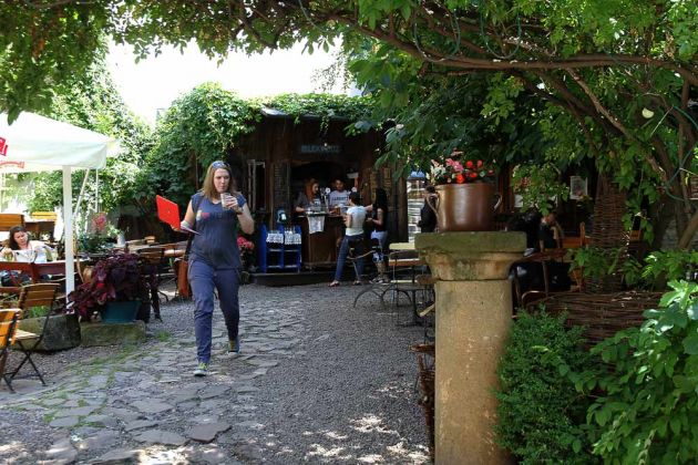 Krakau Kazimierz - Garten des Pub Stajnia, Drehort des Films Schindlers Liste