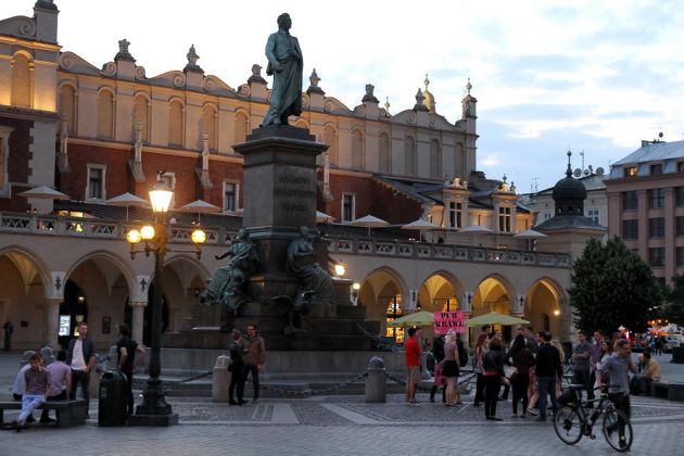 Krakau, Rynek Główny, der Marktplatz - Adam Mickiewicz Monument und Tuchhallen