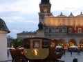 Krakau, Rynek Główny, der Marktplatz  - historische Postkutsche vor den Tuchhallen