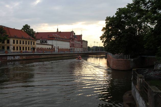 Städtereise Breslau - Universitäts-Gebäude an der Oder im Abendlicht