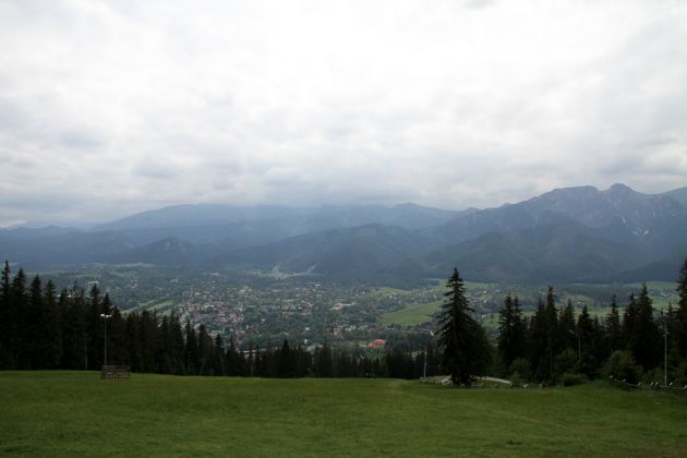 Blick vom Gubałówka, dem Hausberg Zakopanes, auf die Stadt und auf die Hohe Tatra