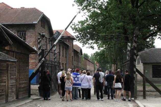 Der Eingang zur Welterbe-Gedenkstätte des Holocaust in Ausschwitz - Oswiecim, Polen