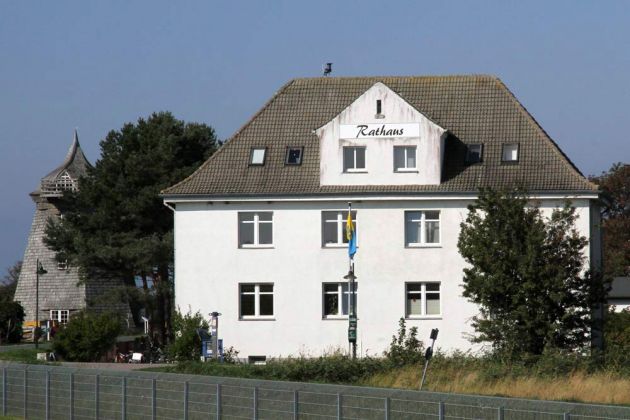 Vitte, Insel Hiddensee - Rathaus und alte Mühle in Vitte auf Hiddensee