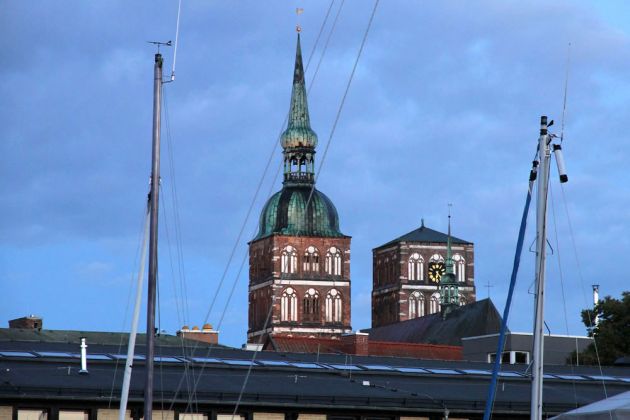 Hansestadt Stralsund - die St. Nikolai Kirche im frühen Morgenlicht