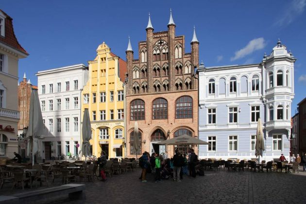 Historische Fassaden an der Nordseite des Alten Marktes in Stralsund