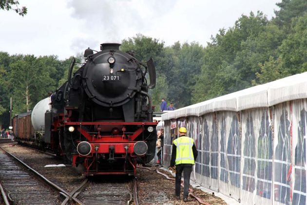 Dampflok Baureihe 23 - Die Dampflokomotive 23 071 mit einem Güterzug bei Beekbergen bei Apeldoorn in den Niederlanden