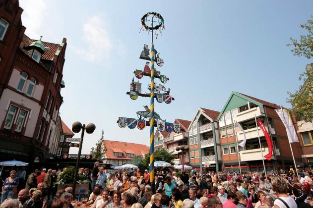 Wunstorf, Region Hannover - Maifest auf dem Marktplatz 