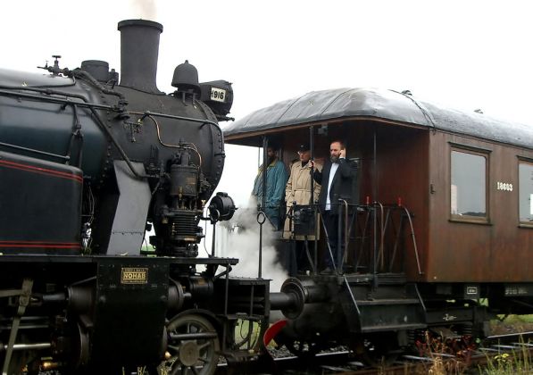 Die Angelner Dampfeisenbahn - der Dampfzug mit der Dampflok S 1916 hält in Waggersrott