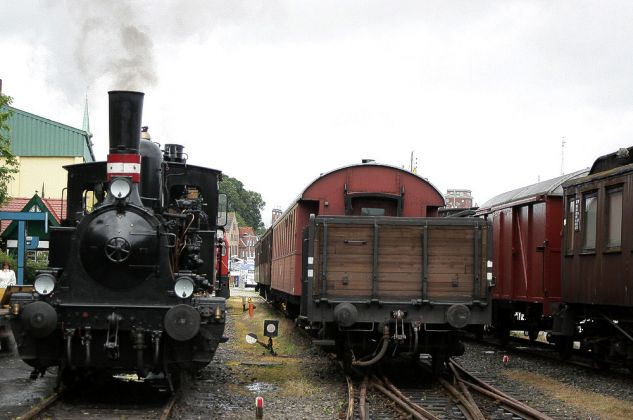 Die Angelner Dampfeisenbahn - die kleinere Dampflokomotive F 654, liebevoll 'Julchen' genannt, bei Rangierfahrten am Lokschuppen in Kappeln