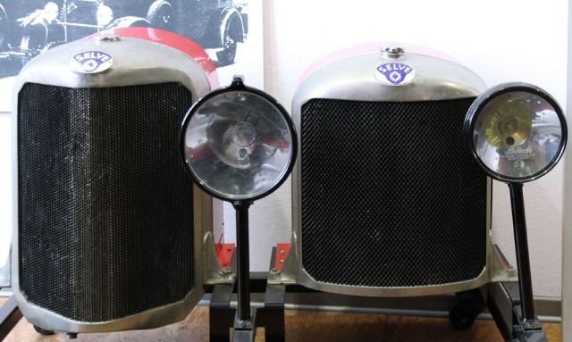 Verschiedene Selve Autokühler, ausgestellt im  Hamelner Automobilmuseum