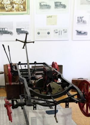 Schnittmodell - Colibri-Motor auf Fahrgestell - Zweizylinder, 950 ccm, 3,6 PS - Baujahr 1908 - Norddeutsche Automobilwerke Hameln - Hamelner Automobilmuseum im Hefehof, Hameln