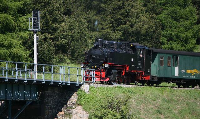 Die Fichtelbergbahn im Erzgebirge - der Zug mit der Schmalspur-Dampflok 99 773 kurz vor dem Viadukt Hüttenbachtal