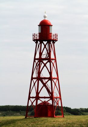 Der Leuchtturm in Den Oever an der Stevinsluizen zum Ijsselmeer