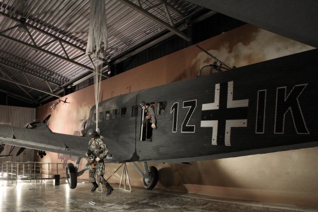 Flugzeuge der deutschen Wehrmacht - Diorama im Aviodrome, Lelystad - Junkers JU 52 und Fallschirmspringer bei Überfall der Niederlande