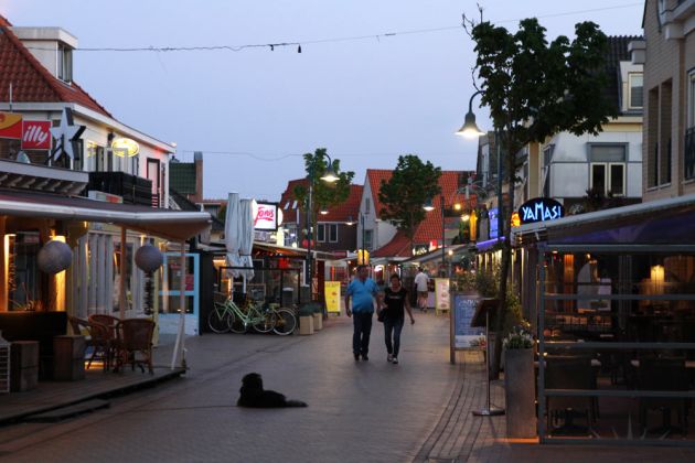 Die holländische Nordseeinsel Texel - De Koog - Fussgängerzone Dorpsstraat