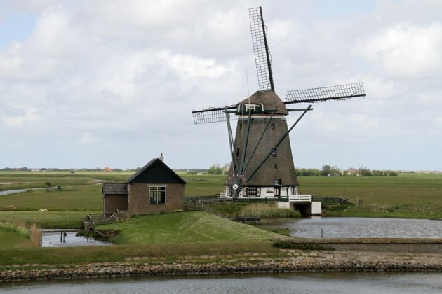 Die holländische Nordseeinsel Texel - Windmühle zur Entwässerung
