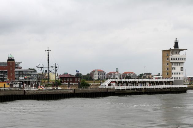 Cuxhaven Panorama - der Hamburger Leuchtturm, Windsemaphor, Radarturm und dieAussichtsplattform 'Alte Liebe'