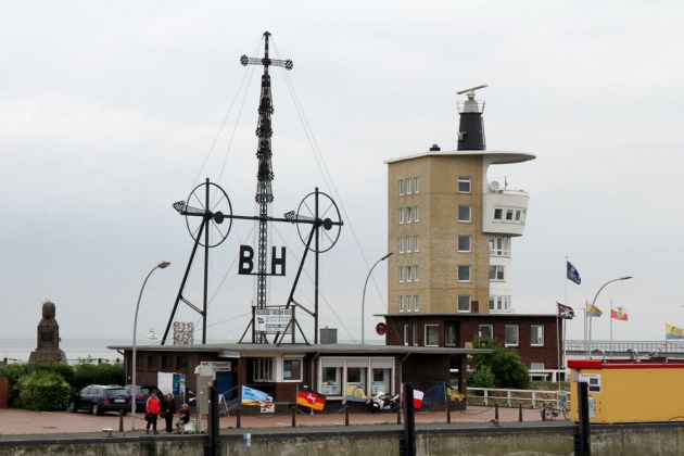Cuxhaven - der Windsemaphor und der Radarturm an der Alten Liebe