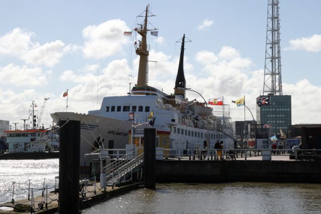 Aussichtsplattform Alte Liebe in Cuxhaven - der Helgoland-Dampfer 'Atlantis' im alten Hafen
