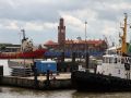 Cuxhaven - alter Hafen mit Schlepper und den Hapag-Hallen 