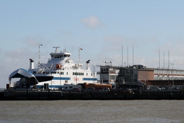 Cuxhaven am Steubenhöft - das Fährschiff 'Grete' aus Brunsbüttel ist angekommen 