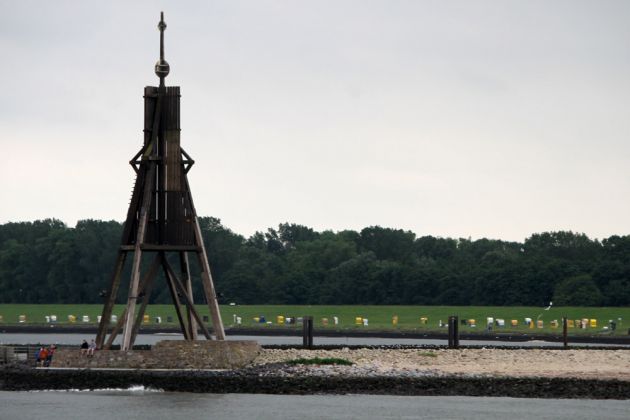 An der hölzernen Kugelbake beginnt die Nordsee, sie ist das Wahrzeichen von Cuxhaven