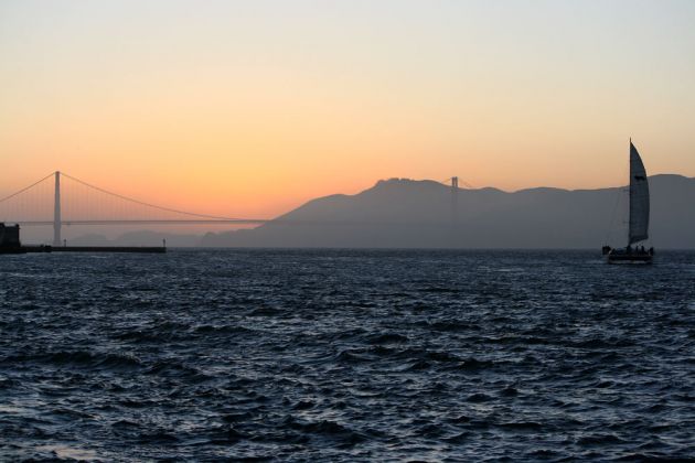 Die Golden Gate Bridge im weichen Abendlicht - Panorama nach Sonnenuntergang