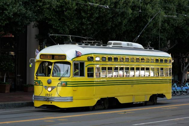 San Francisco - historische Streetcar vor dem San Francisco Railway Museum am Embarcardero