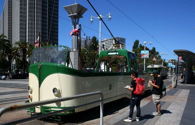 San Francisco - Streetcar der F-Line am Embarcardero, Fisherman's Wharf - Wagen No. 228