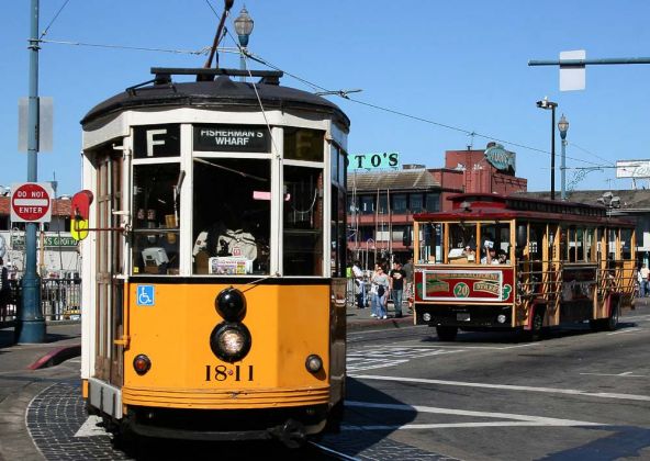 Streetcar F-Line mit Peter-Witt-Wagen am Pier 39 - Fishermans Wharf, San Francisco