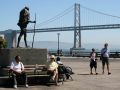 Ghandi Statue auf der Ferry Plaza mit Oakland Bay Bridge - Fisherman&#039;s Wharf