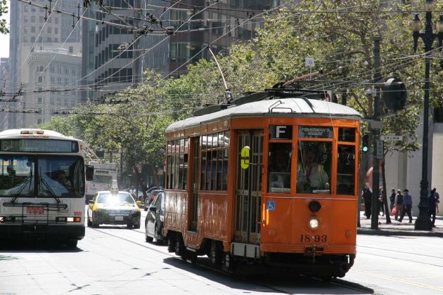 eine historische Streetcar der F-Line auf der Market Street