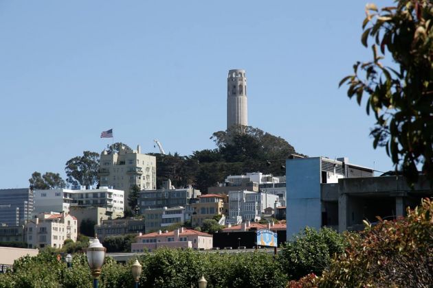 Nob Hill mit Coit Tower, die Topp-Wohnlage mit Blick über die San Francisco Bay