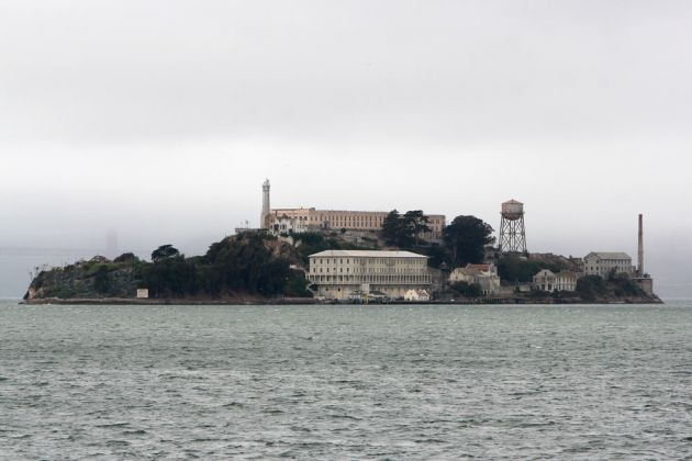 Alcatraz in der San Francisco Bay bei Seenebel - von der Sausalito Fähre
