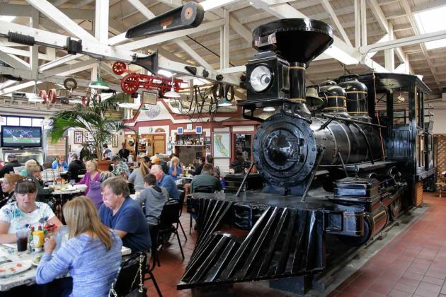 Dampflok Daisy in der Depot Mall mit Museum, Fort Bragg, Mendocino Coast - California Highway One