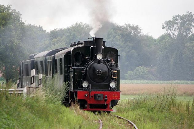 Die Dampflok Spreewald mit dem Museumszug kurz vor Asendorf an der Bundesstrasse 6 - Museums-Eisenbahn Bruchhausen-Vilsen