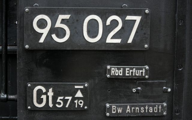 Die Bergkönigin 95 027 auf der Rübelandbahn - das Lokschi8ld mit Typenbezeichnungen