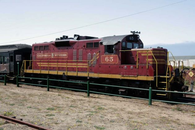 Diesel-Lokomotive No. 65 der California Western Railroad - Fort Bragg, Kalifornien