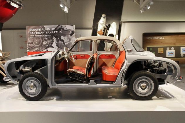 Renault Dauphine - Baujahre 1956 bis 1966 - zur Ansicht aufgeschnitten